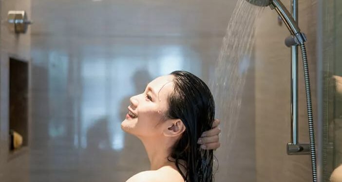 Mitos atau Fakta: Apakah Mandi Malam Hari Menyebabkan Rematik? Inilah Faktanya